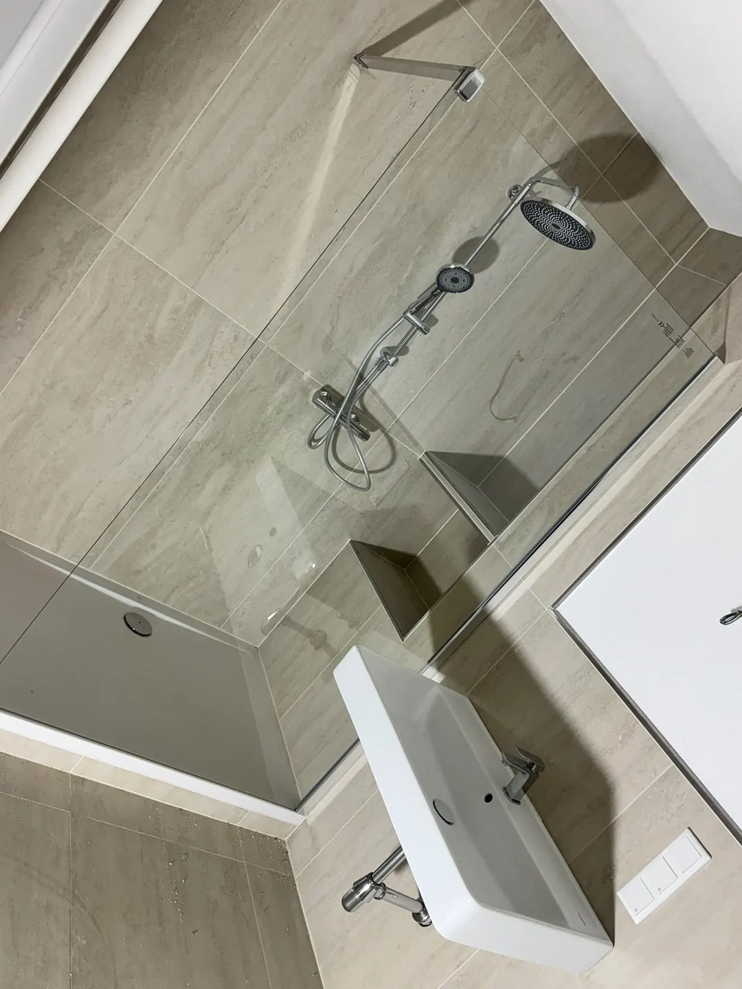 Moderne Dusche mit Glasabtrennung