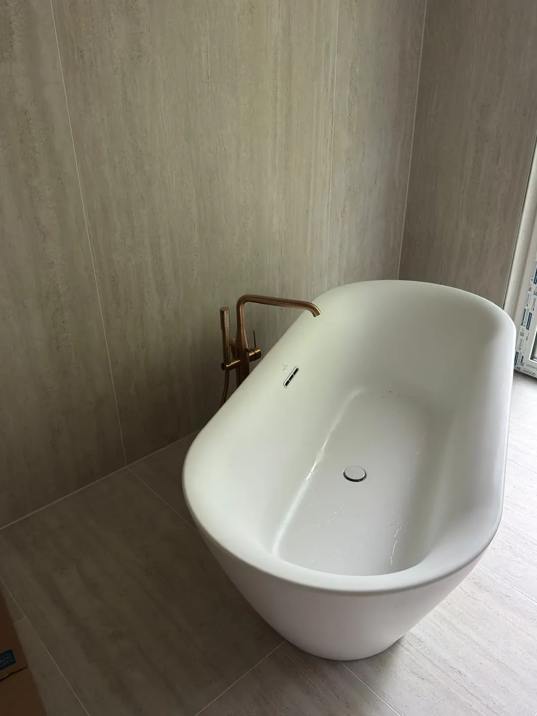 Freistehende Badewanne mit Armatur