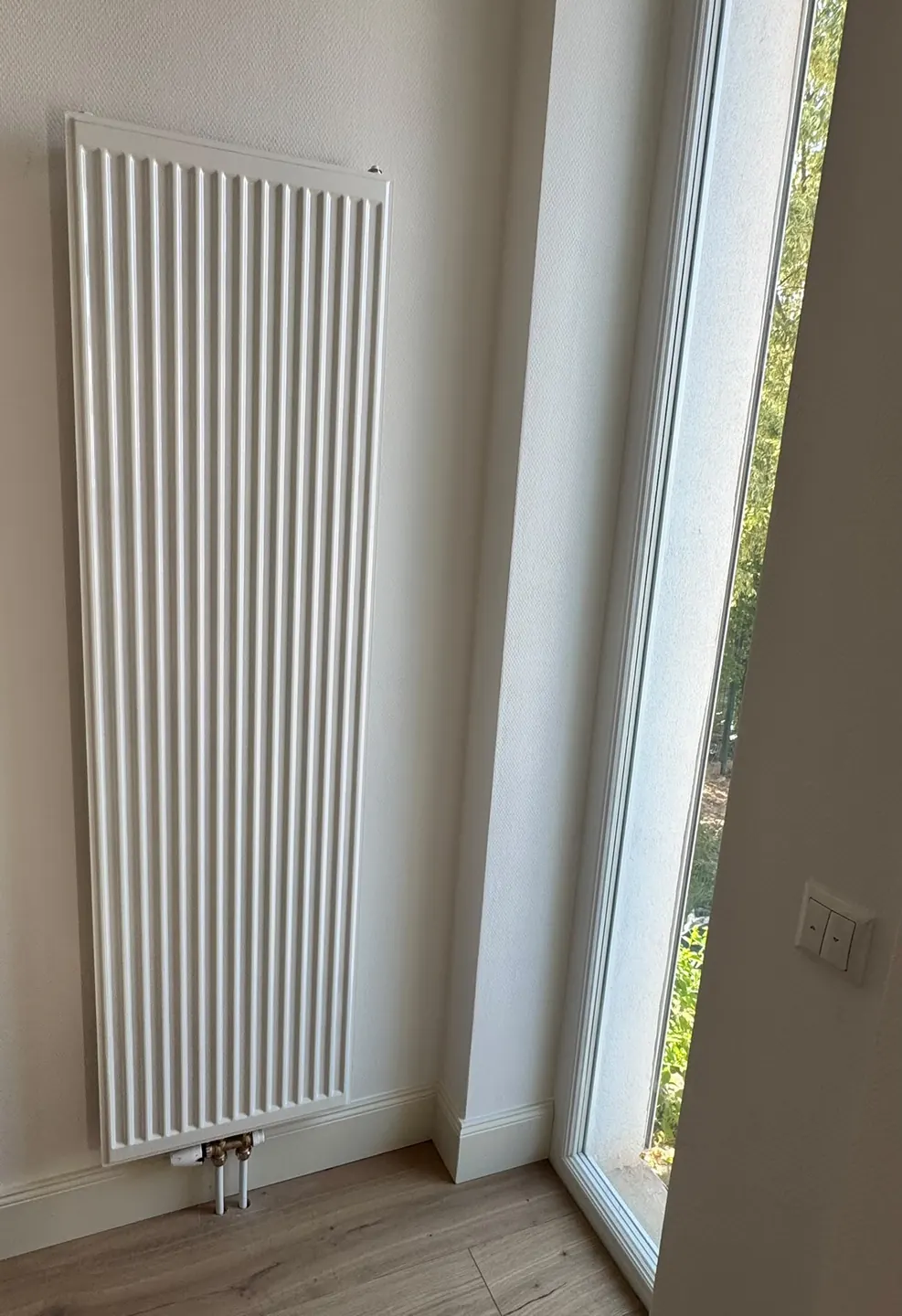 Moderner Heizkörper am Fenster