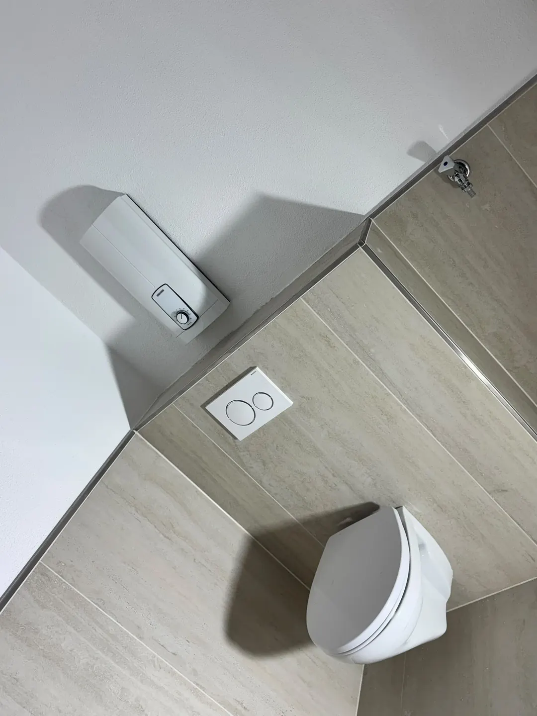 Saubere Sanitärinstallation im Badezimmer