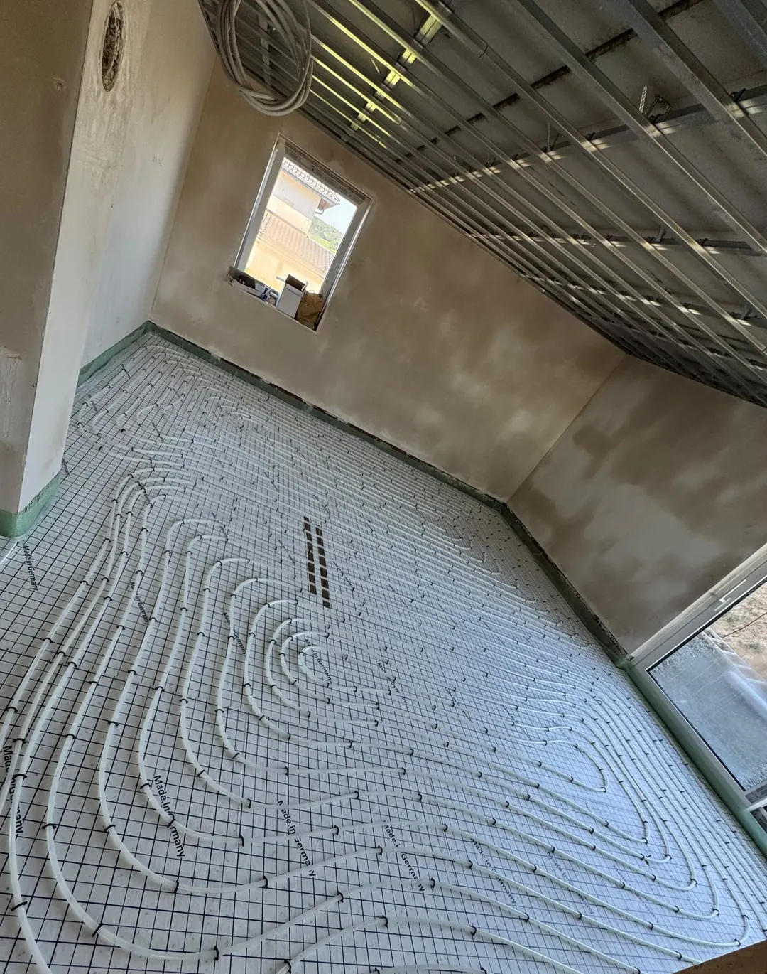 Verlegte Fußbodenheizung im Neubau