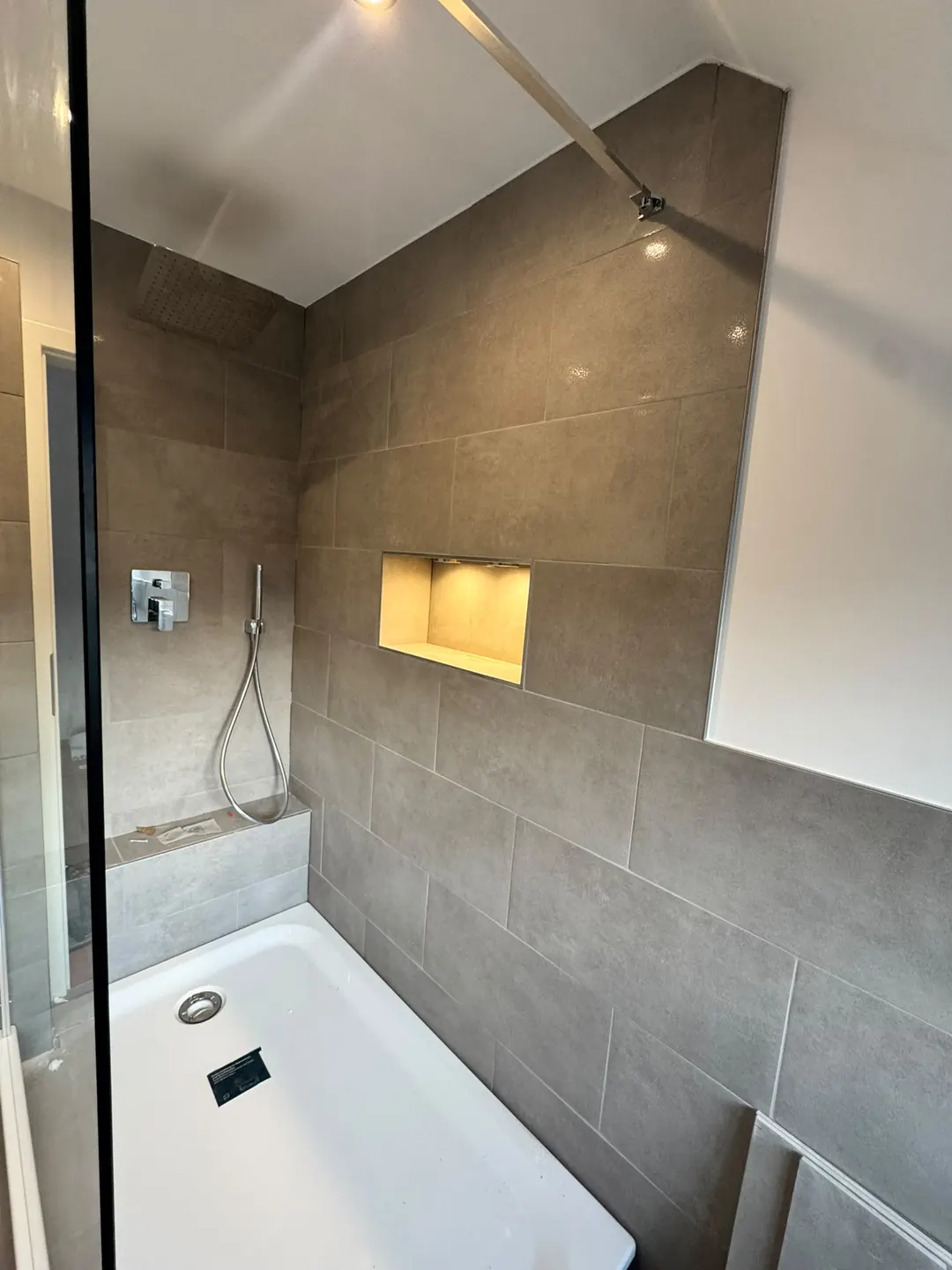 Großzügige Dusche mit beleuchteter Nische