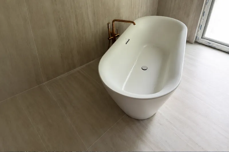 Freistehende Badewanne in einem modernisierten Badezimmer
