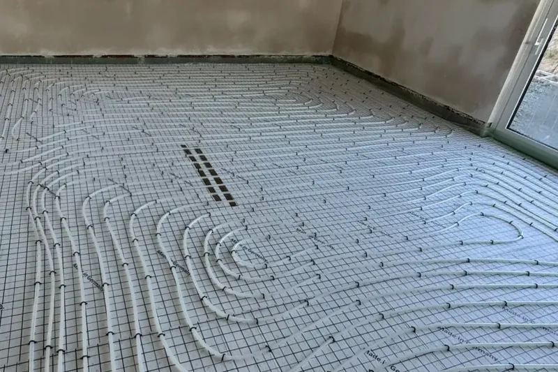 Verlegte Fußbodenheizung während der Installation