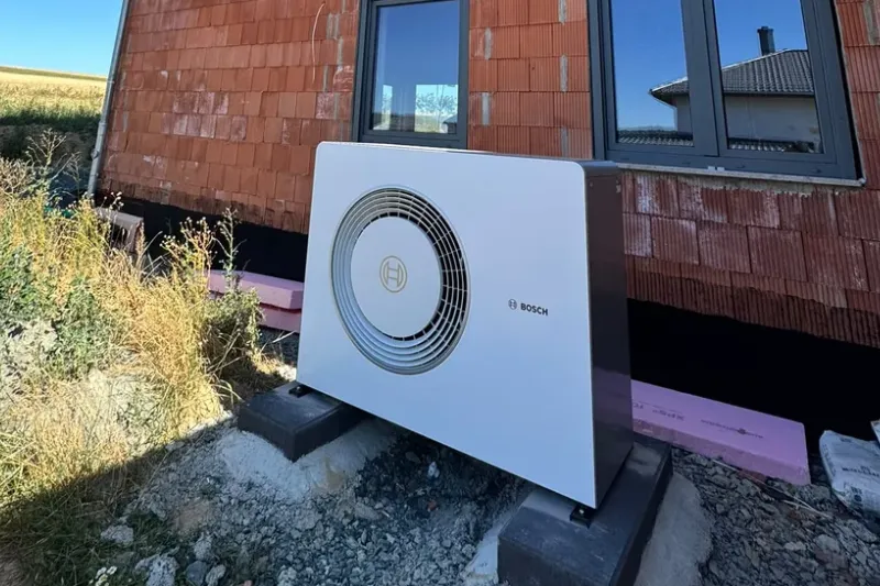 Installierte Wärmepumpe an einem Neubau